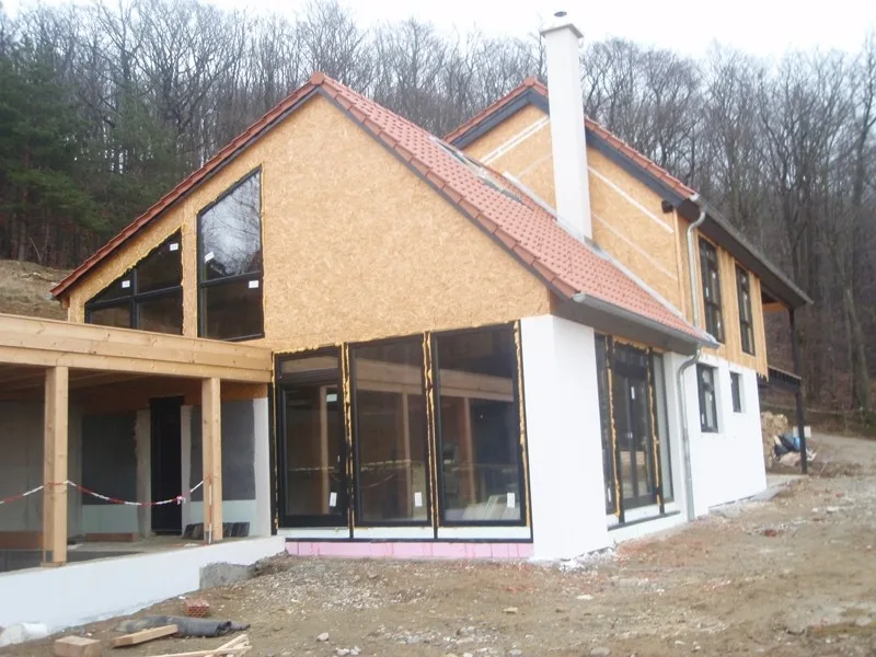 Neubau mit rotem Ziegeldach und großer Glasfront