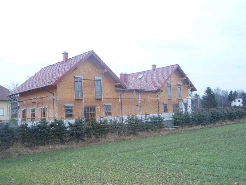 Doppelhaus im Rohbau mit rotem Ziegeldach