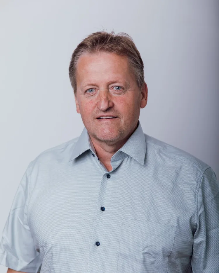 Porträt von Stefan Wallner, Geschäftsführer, in hellblauem Hemd